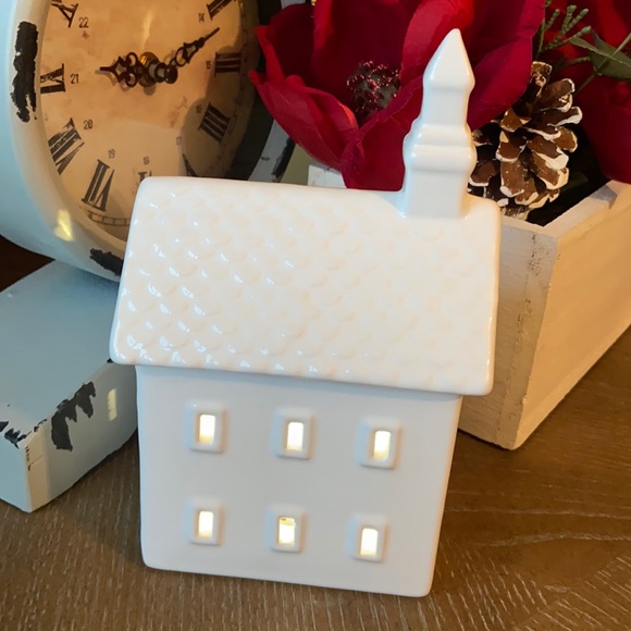 Last 1❗️Lighted Christmas Holiday White Ceramic Village Church - Picture 5 of 10